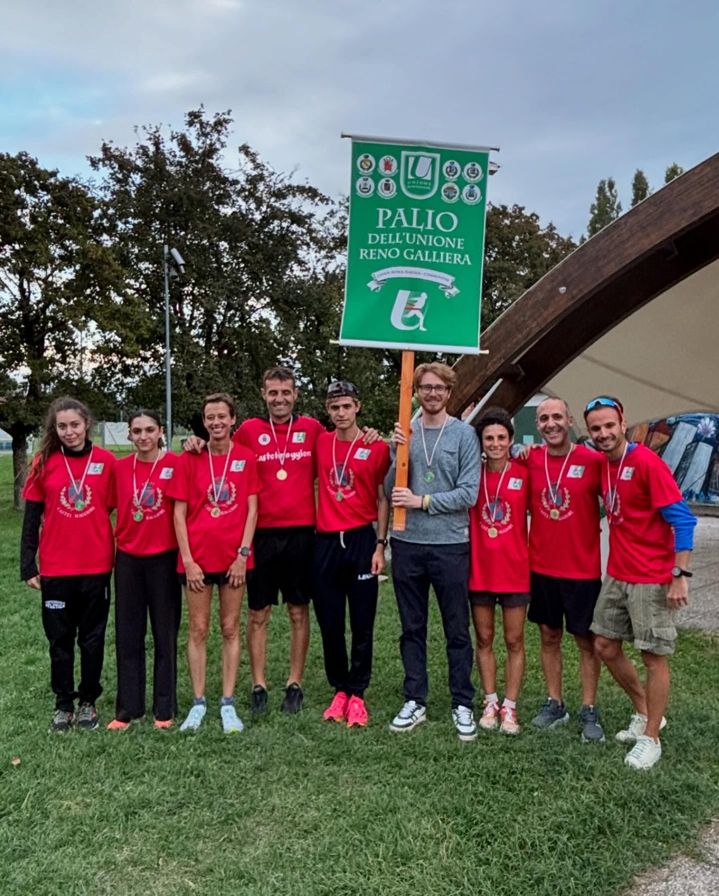 il sindaco Vignoli con gli atleti vincitori.jpg