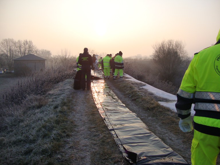 I volontari sono sul posto alle prime luci dell'alba di una fredda mattina di gennaio