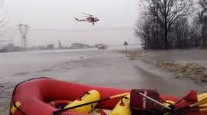 l'elicottero dei VVF sorvola l'area allagata